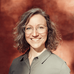 Alette har et bankende hjerte for leg, dramapædagogik, kreativitet og æstetiske processer. Hun har en dialogisk og legende tilgang til undervisning og har gennem mange år undervist på pædagoguddannelsen på bl.a. Københavns Professionshøjskole.