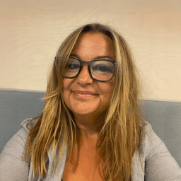 Elisabeth er særlig optaget af kommunikation, samarbejde, supervision og vejledning, og hvordan de emner sættes i spil i pædagogisk praksis. Hun er lektor, underviser og brobygningskoordinator på pædagoguddannelsen i København. 