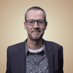 Thomas har en magisk evne til at skabe overblik og guider dig sikkert igennem halsbrækkende fagudtryk. Han har undervist på VIA i Holstebro i mere end 20 år i anatomi og fysiologi, sygdomslære, farmakologi, biokemi og genetik.