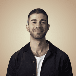 Hadi udfordrer altid sine studerende til selvstændig refleksion. Skal man lære sygdomslære, må man sætte sig selv på spil og opbygge egne erfaringer. Han er læge og underviser bl.a. på sygeplejerskeuddannelsen i København.