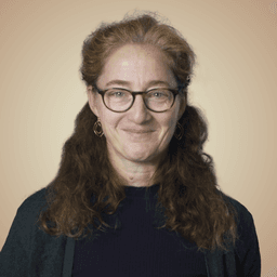 Kirsten Vendelbo Larsen er en innovativ og ambitiøs underviser, som vil gå langt for at hjælpe sine studerende. Hun har undervist i farmakologi og lægemiddelregning på UCL i Odense i mange år.