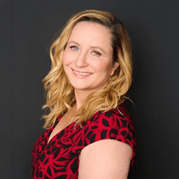 Ditte er uddannet pædagog, med en kandidatgrad i pædagogisk psykologi og en ph.d. i psykologi. Hun har undervist i mange år på både lærer og pædagoguddannelsen i en bred vifte af emner – bl.a. myndighedsrollen, børneperspektiver og social psykologi. Nu er hun studielektor på Roskilde Universitet, på Institut for Mennesker og Teknologi.