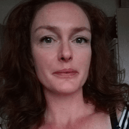 Lisbet brænder især for integration af viden på tværs af fagområder, så borgere og patienter får den bedste behandling og pleje. Hun er speciallæge, underviser ved Aarhus Universitet og på VIA, sygeplejerskeuddannelsen i Aarhus.