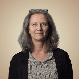 Suzanne Fleming-Hübertz er en levende fortæller med en ubesværet tilgang til stoffet. Hun har undervist tusindvis af nye studerende på KP i København, så de har godt styr på anatomi og fysiologi til eksamen.