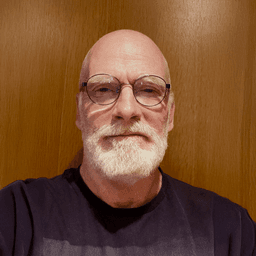 Lars er uddannet fysioterapeut, med særlig fokus på idræt og elitetræning. Han ekspert i bevægeapparatets anatomi, og han er evigt fascineret af det komplekse samspil mellem kroppens knogler, led, muskler og nerver. Han har undervist i mere end 25 år på VIA.