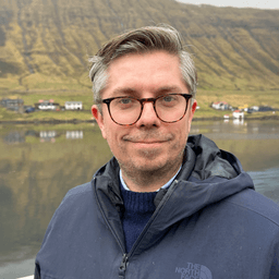 Jonatan er psykolog og forsker i menneskers relationer og måder at lære på, og han lægger meget vægt på, at teori og praksis følges ad. Han har undervist i mange år på gymnasier, professionshøjskoler og universitetsniveau.