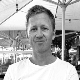 Jacob insisterer på at skabe en faglig relation med de studerende, hvor teori og praksis hele tiden foregår i en vekselvirkning. Han underviser på pædagoguddannelsen i København indenfor skole- og fritidsområdet.