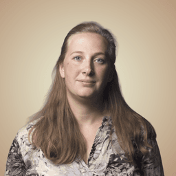 Mette elsker sygdomslære og underviser altid ud fra en ambition om at gøre faget spændende og klinisk relevant. Hun er uddannet læge og har behandlet medicinske, kirurgiske og psykiatriske patienter.