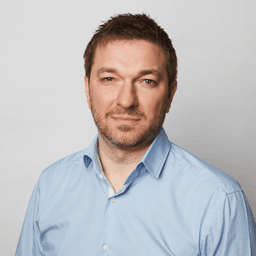 Henrik har været redaktør for lærebøger til pædagog- og læreruddannelsen i mere end 20 år. Han kender derfor til alle de vigtigste teorier og begreber og kan formidle dem let og elegant. Henrik er redaktør på Hans Reitzels Forlag.