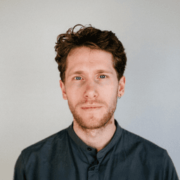 Lucas er ekspert i pædagogisk idehistorie og bringer de pædagogiske teoretikere og deres tanker til live både i undervisning og bøger. Han forsker på Københavns Universitet.