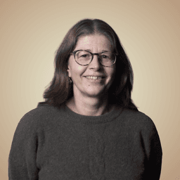 Annette udvælger med sikker hånd de vigtigste pointer, og hos hende er der ingen dumme spørgsmål. Hun har undervist på KP i København i mere end 20 år, og sygdomslære er hendes yndlingsfag. 