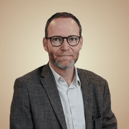 Hans Henrik ved alt, hvad der er værd at vide om dannelse og pædagogik, og han kan fortælle om det, så det er til at forstå. Han forsker og underviser på pædagoguddannelsen på UC SYD i Aabenraa.