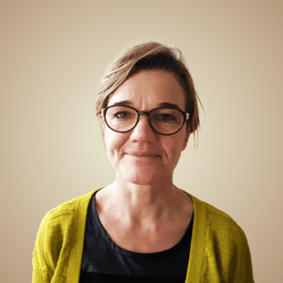 Charlotte har som uddannet sociolog et godt blik for trivsel og relationer i pædagogiske sammenhænge. Hun er lektor ved Københavns Professionshøjskole og konsulent indenfor pædagogisk praksis.